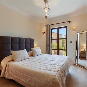 One-Bedroom Apartment Shared Pool
